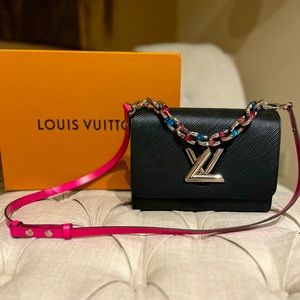 Gorgeous Louis Vuitton shoulder bag with detachable shoulder strap!